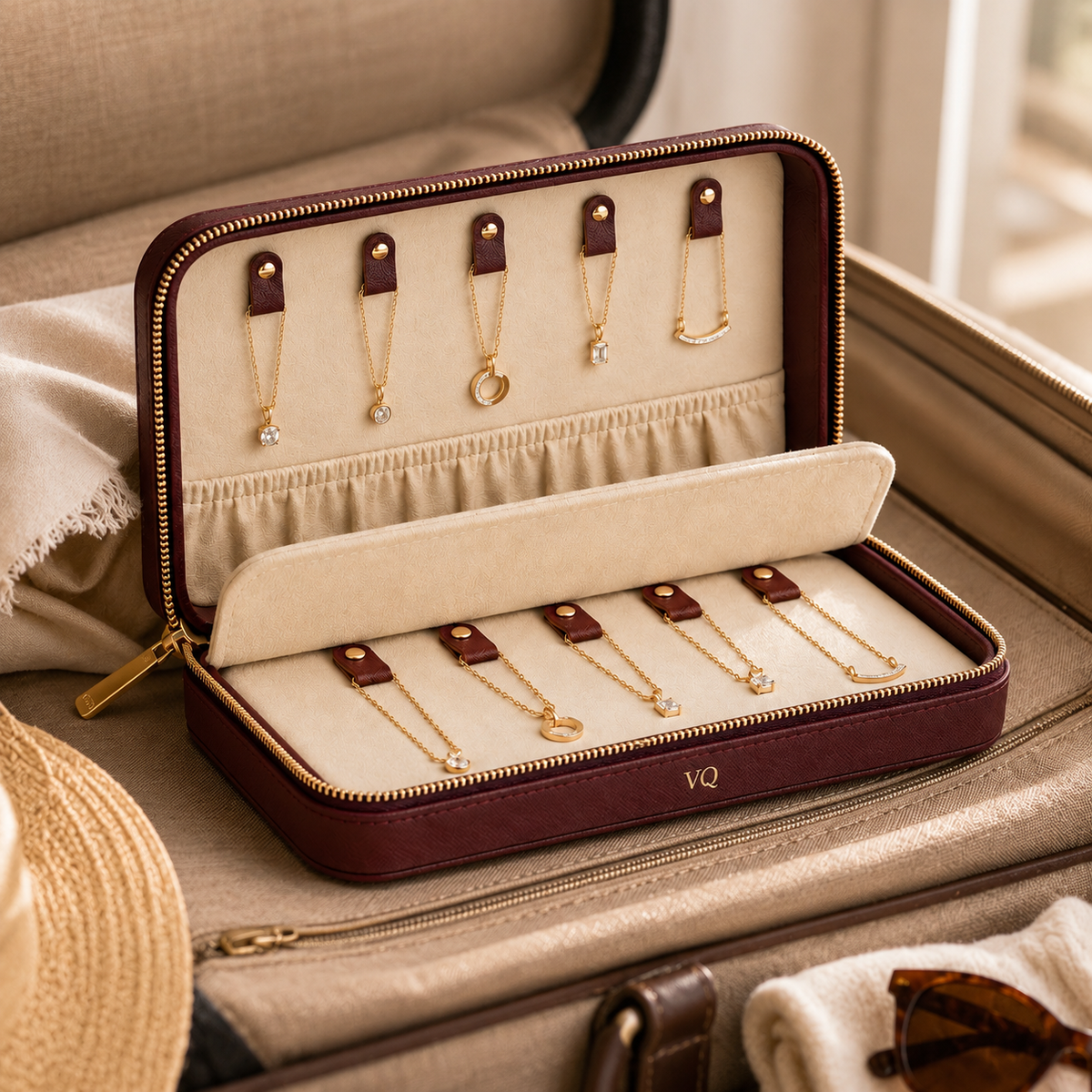 Varenqio Anti-Tangle Necklace Folder lifestyle